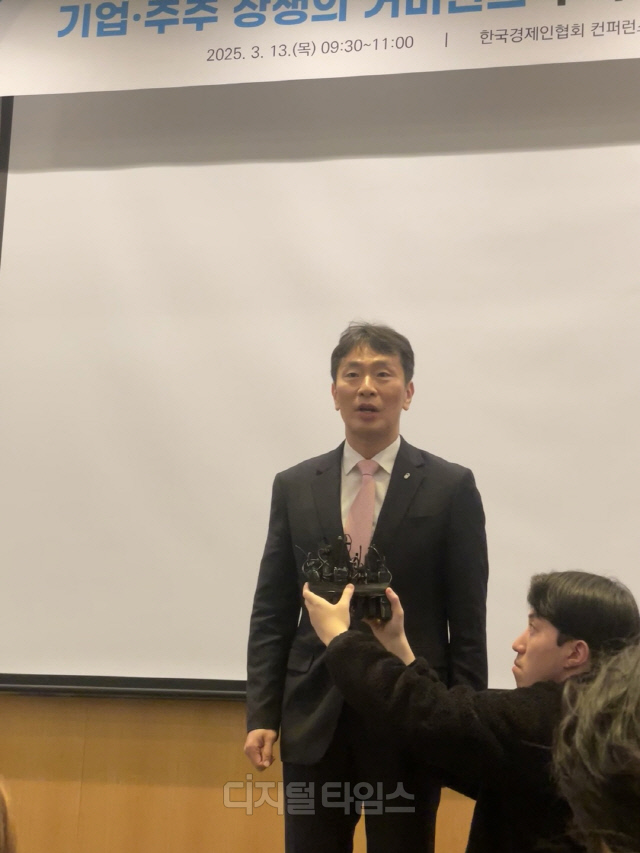 이복현 금융감독원장이 13일 오전 서울 영등포구 여의도 한국경제인협회 컨퍼런스센터에서 열린 '기업·주주 상생의 거버넌스 구축을 위한 열린 토론회'에 참석했다. 이후 이어진 백브리핑에서 가계대출 관련 발언을 하고 있다.